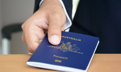 Làm gì nếu Visa Úc còn hạn nhưng hộ chiếu hết hạn?